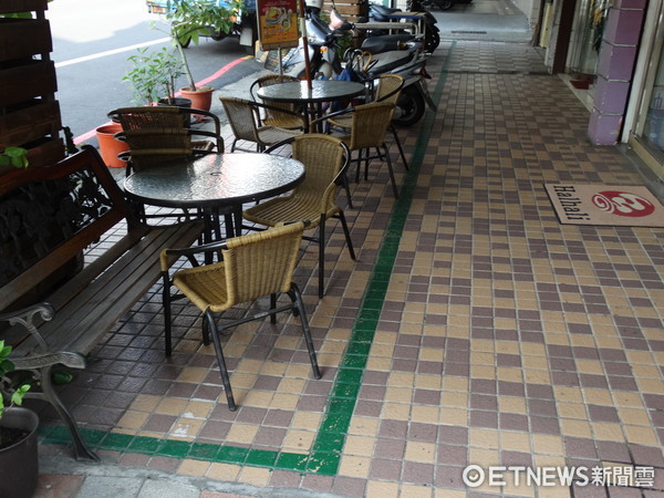 ▲國民黨台南市黨部旁店家騎樓整齊線還是綠色。（圖／記者林悅翻攝）