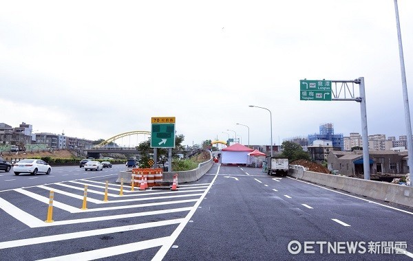 ▲桃園市府也將校前路交流道打造「楊梅校前大橋」光雕大橋成為楊梅地標。　（圖／桃園市政府提供）