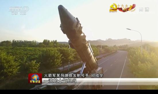 火箭軍首度曝光東風-21D進行公路機動發射畫面，意味該型導彈已進行戰備值班。（圖／翻攝自央視）