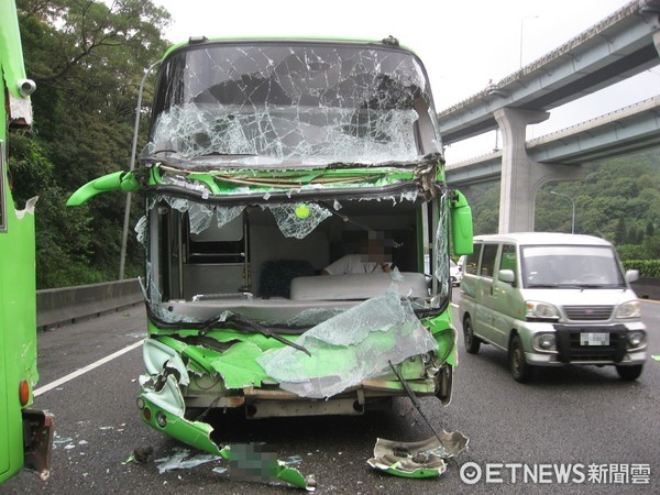 ▲統聯客運疑為閃躲誤闖的狗隻，造成2車追撞意外，共7人送醫。（圖／記者林煒傑翻攝）