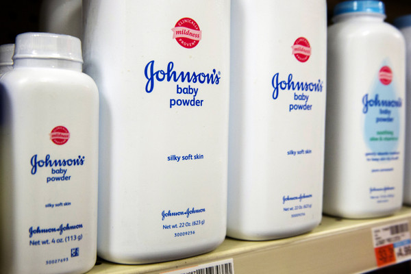 ▲嬌生公司（Johnson & Johnson）必須賠償46.9億美金（約1433億元台幣）給22名因使用嬌生爽身粉而罹患卵巢癌的原告。（圖／路透社）