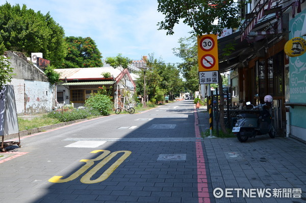 ▲台南市政府交通局以「三城慢遊」區域為基礎，將部分路段劃設為「交通寧靜區」，區內速限30公里與禁鳴喇叭，鼓勵步行、自行車與搭乘大眾運輸工具。（圖／交通局提供）