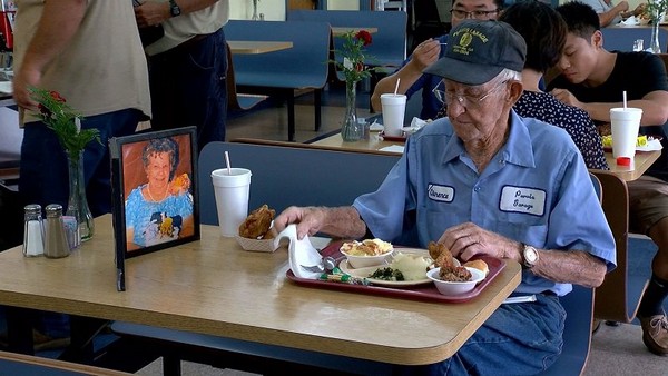 ▲▼93歲老翁每天帶亡妻照片上餐館。（圖／翻攝自WTOC Youtube）
