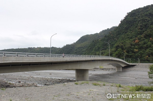 台東縣知本新溫泉橋辦理通車典禮，未來將有助溫泉地區連假塞車及舊橋逢雨必封問題。（圖／台東縣政府提供）