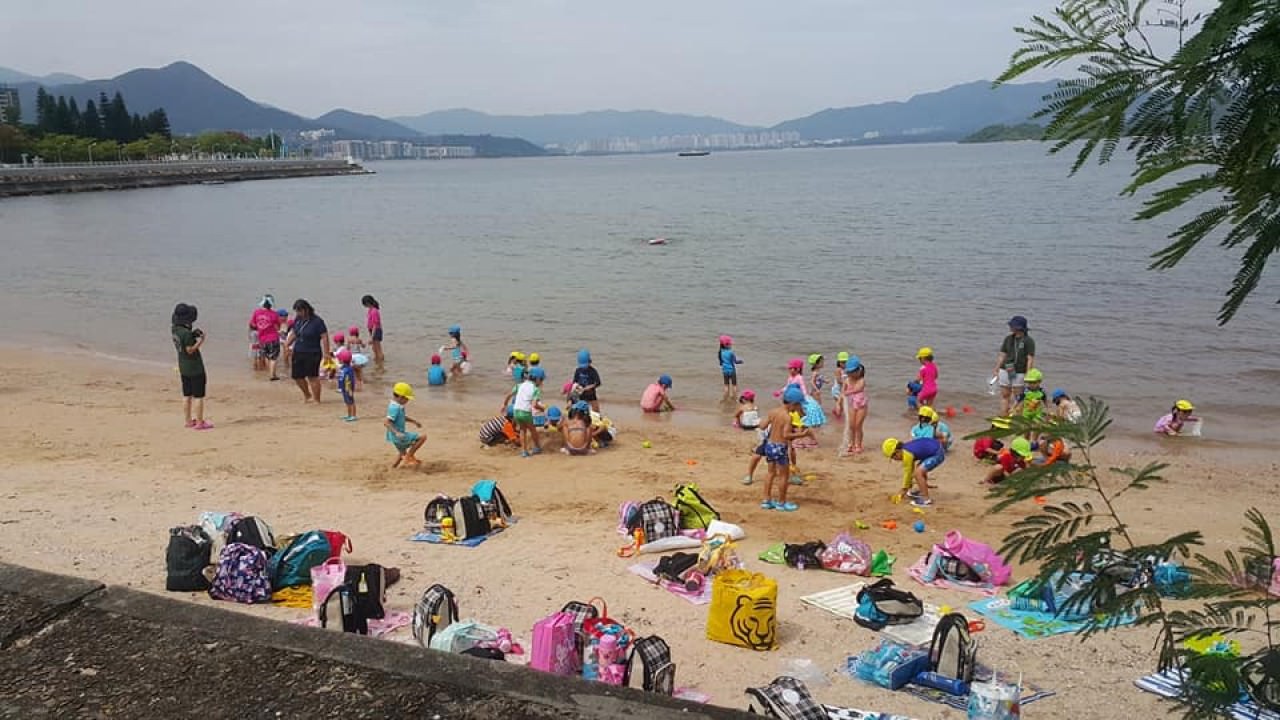日本幼兒園小朋友在香港沙灘撿垃圾（圖／翻攝自fb@馬鞍山之友）