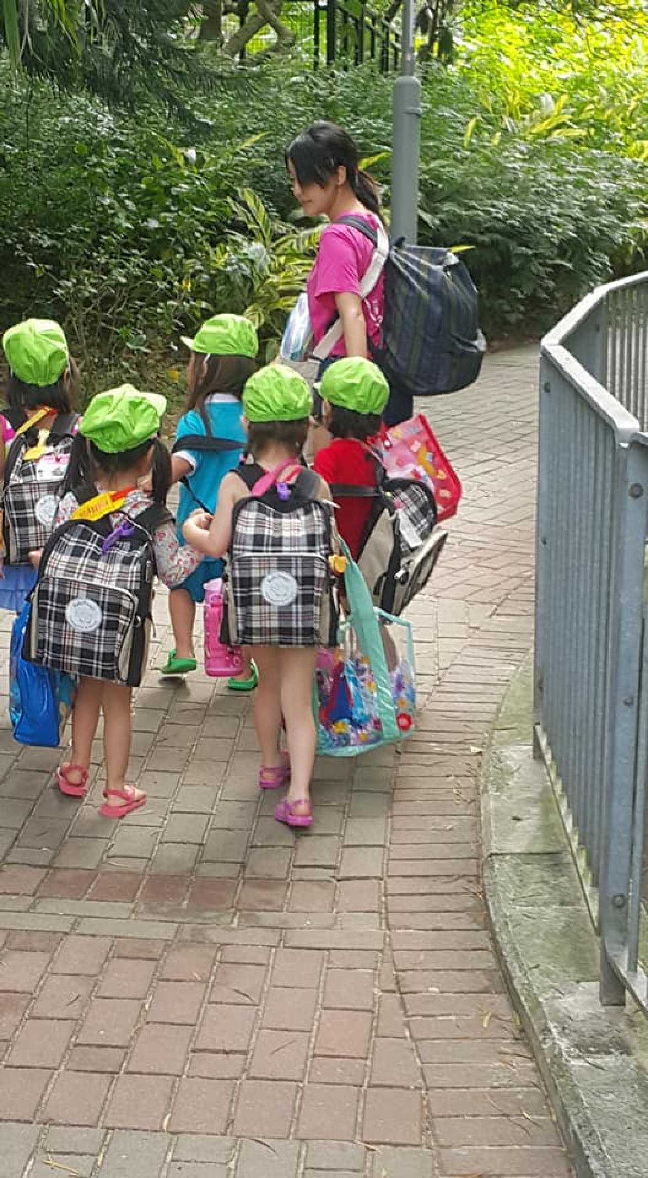 日本幼兒園小朋友在香港沙灘撿垃圾（圖／翻攝自fb@馬鞍山之友）