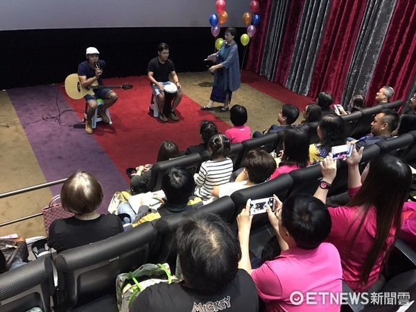  台東縣政府舉辦「性別平等微電影首映」記者會，縣長黃健庭帶領縣府女性首長代表一起出席，會中並有婦權會委員、縣議員及婦女團體等代表一同參與。（圖／台東縣政府提供）