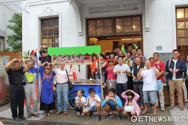 台東縣社區營造成果展在台東市中華會館開始展出，台東縣長黃健庭、台東縣議會議長饒慶鈴參與開幕，許多社區展現自身社區營造努力累積成果。（圖／台東縣政府提供）