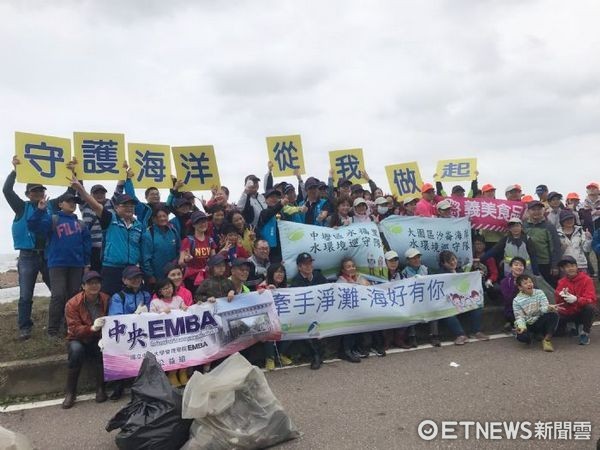 ▲桃園市「牽手淨灘．海好有你」於埔心溪出海口（後厝港）沙灘舉辦第3場，邀野鳥協會專家講演生態維護重要。（圖／環保局提供）