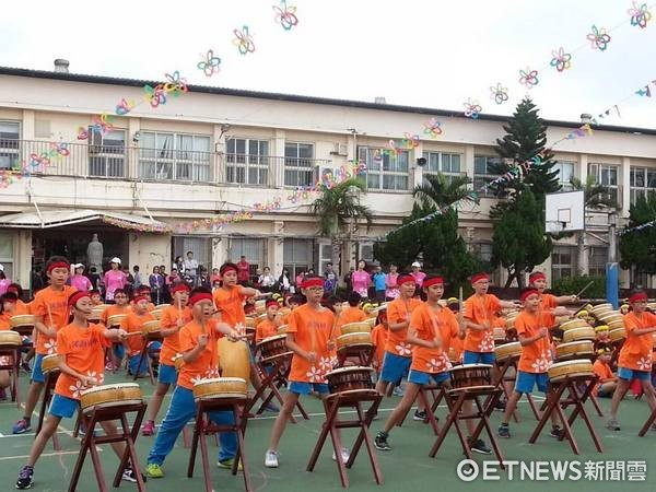 ▲大園區溪海國小6060週年校慶，新東陽董事長麥寬成捐600萬給母校，作為推動教育的基金。（圖／徐其萬議員臉書提供）