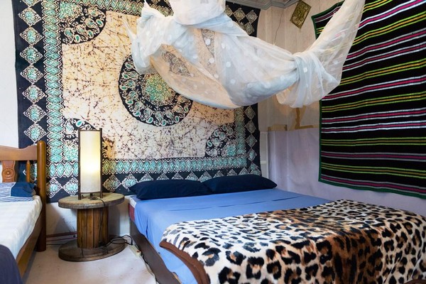 Clyde的房間，用泰國買來的毛毯布置。