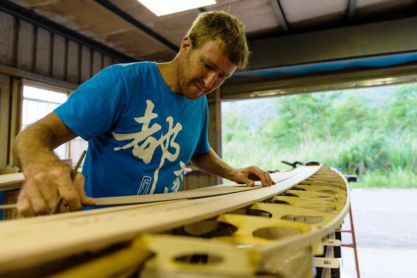 Neil在鐵皮屋附近有一個專門製作衝浪板的工作室。