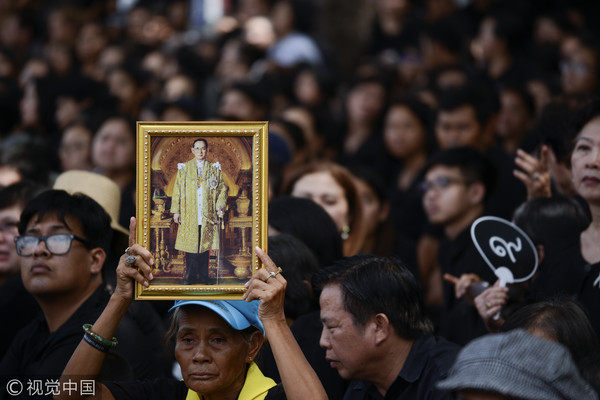 ▲▼全泰國陷入哀傷當中，民眾自發帶著先王蒲美蓬的儀照，上街為他祈福。（圖／CFP）