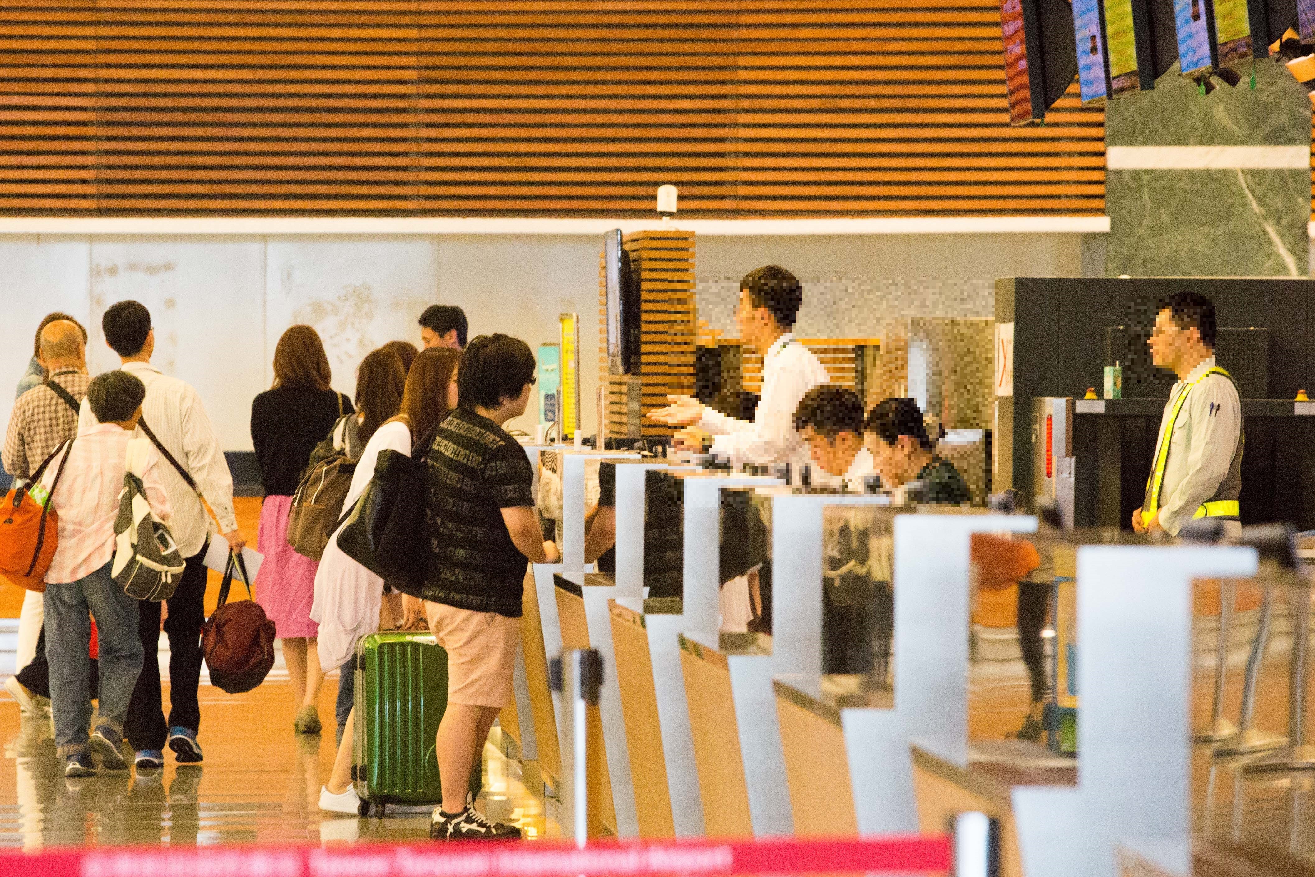 ▲桃園機場，出境，報到，地勤，航空櫃台，旅客，出國旅遊，航空公司。（圖／記者季相儒攝）