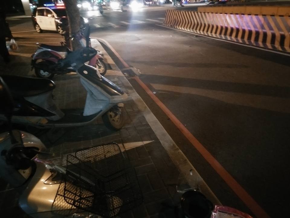 男網友目擊台灣大道車禍，婦人輾過倒地阿伯直接騎走。（圖／翻攝「爆料公社」臉書社團）