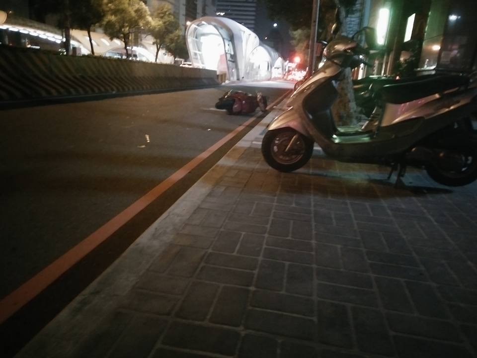 男網友目擊台灣大道車禍，婦人輾過倒地阿伯直接騎走。（圖／翻攝「爆料公社」臉書社團）