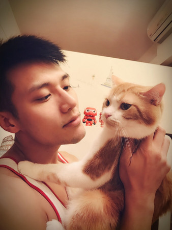 ▲張睿家與他養的第一隻貓「麻糬」。（圖／周子娛樂）