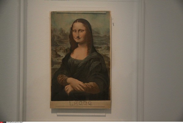 ▲▼法國超現實主義畫家杜象（Marcel Duchamp）複製的蒙娜麗莎之一。（圖／達志影像／美聯社）
