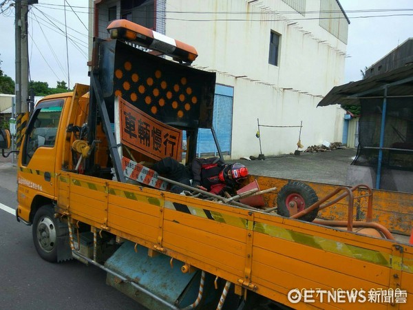 ▲台南市玉井區台3線大型重機和轎車相撞車禍，騎士十分幸運，拋飛落下時竟剛好掉在一部工程車車斗。（圖／記者林悅翻攝）