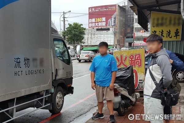 ▲員警變裝物流人員，成功攔截詐騙車手。（圖／中壢警分局提供）