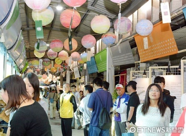 ▲菱潭街上有燈籠、彩繪等不同的色彩意象。（圖／桃園市政府提供）