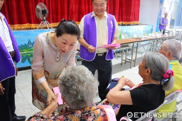 重陽節將至，花蓮市長魏嘉賢及立法委員徐榛蔚等人，分別前往國風、主農社區祝福長者們重陽節快樂。（圖／花蓮市公所提供）