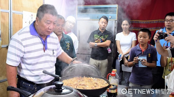 花蓮市阮弼真君文化祭第一梯次美食教學在阮弼真君廟舉辦，民意里長顏春有等人教台灣觀光學院的學生做豬肉飯、薑茶麵，讓大陳獨特的美食不致失傳。（圖／花蓮市公所提供）