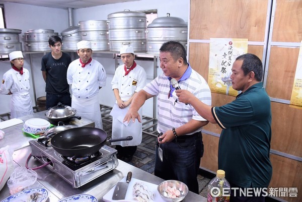 花蓮市阮弼真君文化祭第一梯次美食教學在阮弼真君廟舉辦，民意里長顏春有等人教台灣觀光學院的學生做豬肉飯、薑茶麵，讓大陳獨特的美食不致失傳。（圖／花蓮市公所提供）