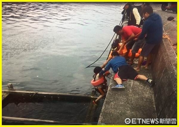 绿岛游客溺水 海巡即刻用鱼雷浮标、浮水绳救