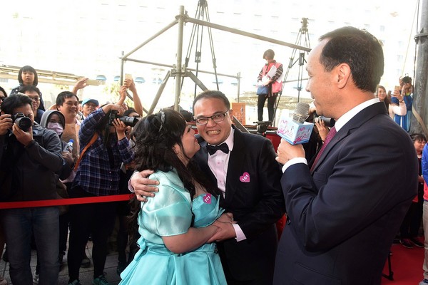 新北聯合婚禮，截肢警陳昭宏補給愛妻夢幻婚禮。（圖／新北市政府）