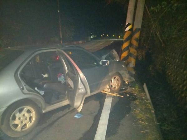 苗栗縣16歲邱姓少年無照開車載父親回家，未料失控自撞電線桿，造成自己重傷、父親不治。（圖／翻攝畫面）