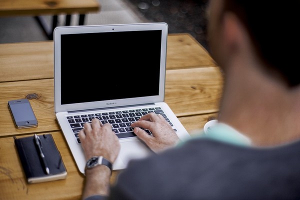 ▲工作,手機,寫字,打盹,電腦。（圖／取自pixabay）