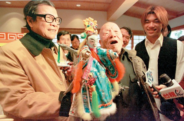 2000年3月2日，黃俊雄（前左）與父親黃海岱（前中）、四子黃立綱（前右）一同在台北市長官邸，慶祝史豔文誕生30週年。（中央社）