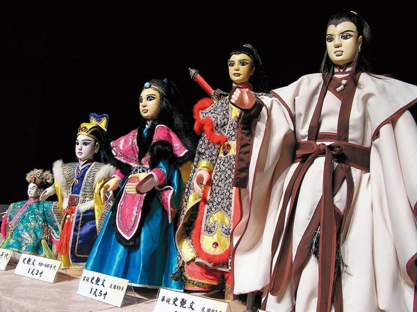 5種不同版本的史豔文戲偶。圖為1951年至2001年時期。（中央社）