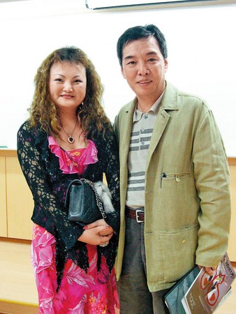 黃強華（右）與妻子劉麗惠（左）。（聯合知識庫）