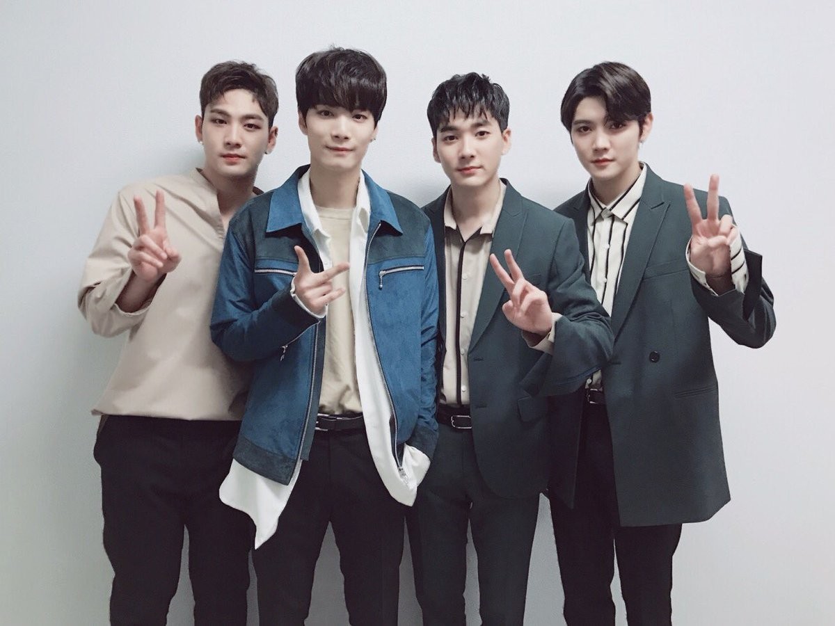 ▲▼NUEST W登台飆唱　黃旼炫台下眼神緊盯、跟著唱！。（圖／翻攝自NUEST W推特）