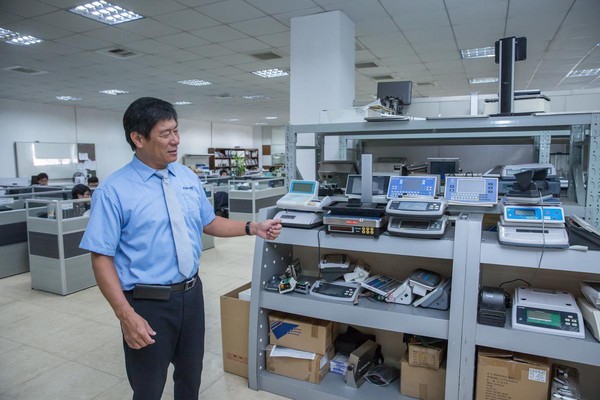 傅青炫的衡器事業部門有40名研發人員，會買各國磅秤產品回來拆解分析，圖為磅秤的屍體殘骸。