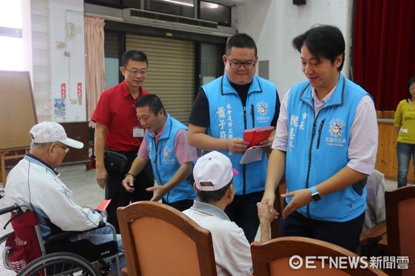 花蓮市長魏嘉賢前往衛福部東區老人之家，關懷長者並致贈重陽禮金，讓受贈老人家們相當高興。（圖／花蓮市公所提供）