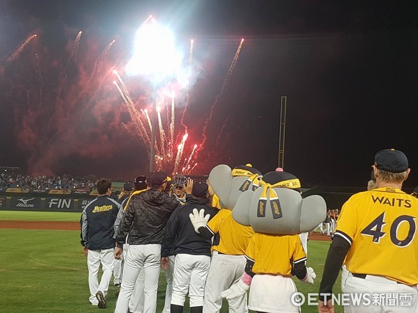 ▲中信兄弟闖進總冠軍賽，賽後施放慶祝煙火。（圖／記者歐建智攝）