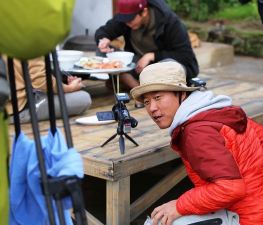 錄製節目時，羅暎錫總是親力親為，努力解決各種問題。（tvN提供）