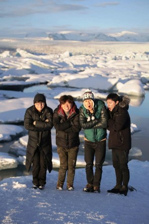 以綁架方式呈現的《花漾青春》，冰島篇找來姜河那（左起）、鄭尚勳、鄭宇、曹政奭出演。（東森電視台提供）