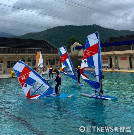 國立東華大學體育中心每週末假日在校內室外游泳池辦理「東區風帆體驗營」，歡迎年滿17歲的學生及民眾踴躍報名參加，每梯次名額為20名。（圖／東華大學提供）