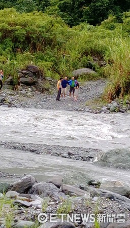 遊客李先生與4名友人受困河水暴漲湍急的河床口，經花蓮紅葉派出所員警調來怪手協助，最終順利脫困。（圖／鳳林警分局提供）