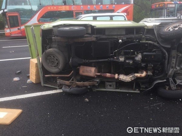 ▲國道3號北上47.5K處11時許傳車禍意外，貨車翻覆。（圖／記者林煒傑翻攝）