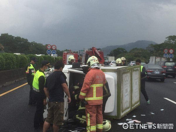 ▲國道3號北上47.5K處11時許傳車禍意外，貨車翻覆。（圖／記者林煒傑翻攝）