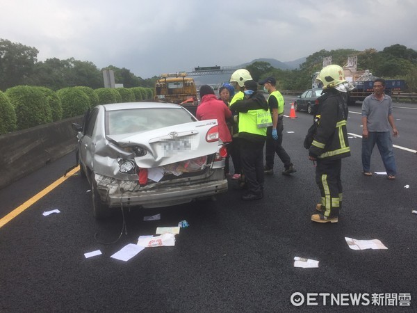 ▲國道3號北上47.5K處11時許傳車禍意外，貨車翻覆。（圖／記者林煒傑翻攝）