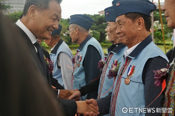 退輔會慶祝第39屆榮民節東區嘉年華會，主委李翔宙向配帶勳章與船型帽，參加過戰役及特殊經歷的榮民致敬，藉以表彰他們的高尚情操。（圖／退輔會提供）