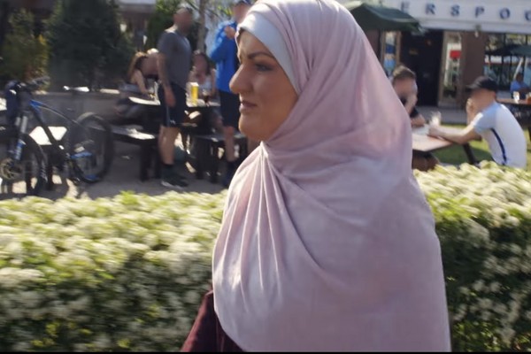 ▲▼白人女子打扮成穆斯林生活一周，面對超出想像的歧視。（圖／翻攝自YouTube Channel 4）