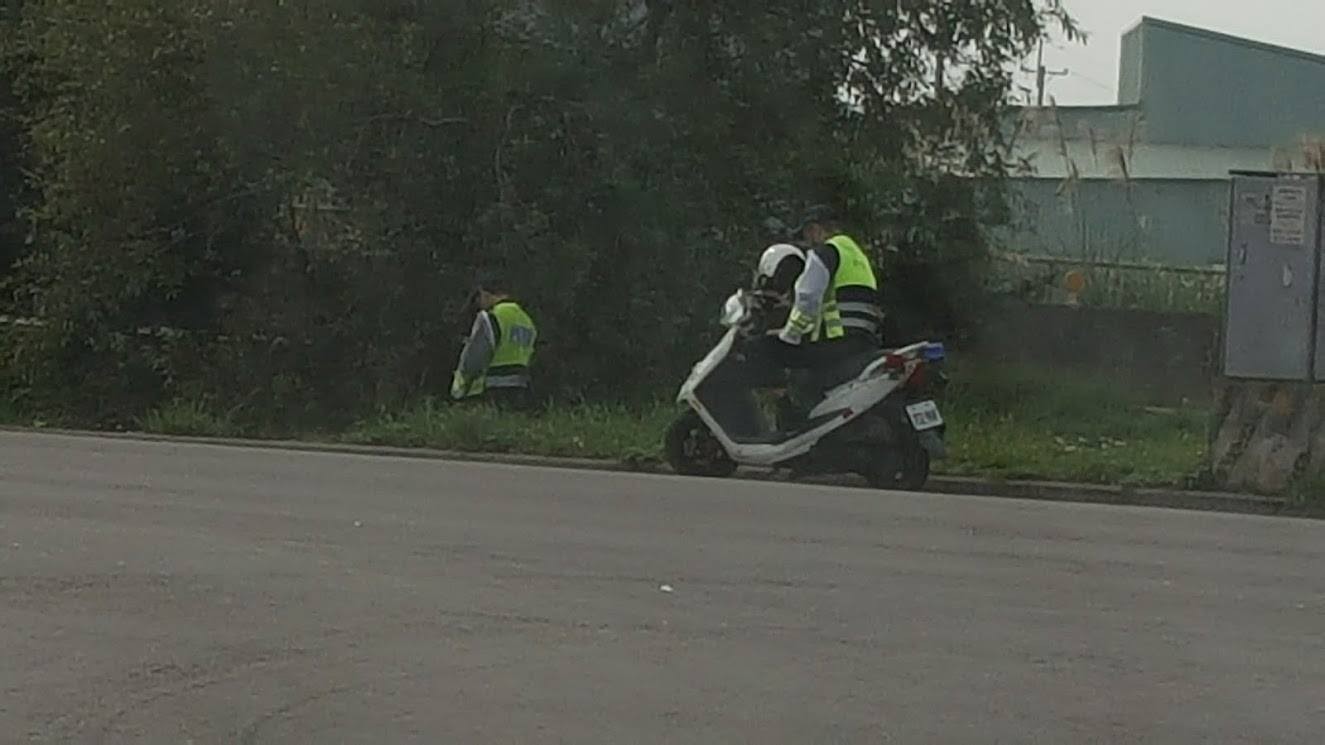 忍不住？警察路邊停車「躲草叢解放」（圖／翻攝爆廢公社）