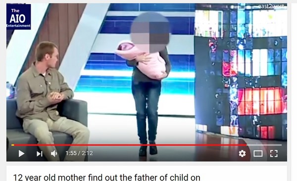 烏克蘭12歲小媽媽，被母親逼著得帶剛出生的女兒上節目找生父。（圖／翻攝自The AIO Entertainment的YouTube）